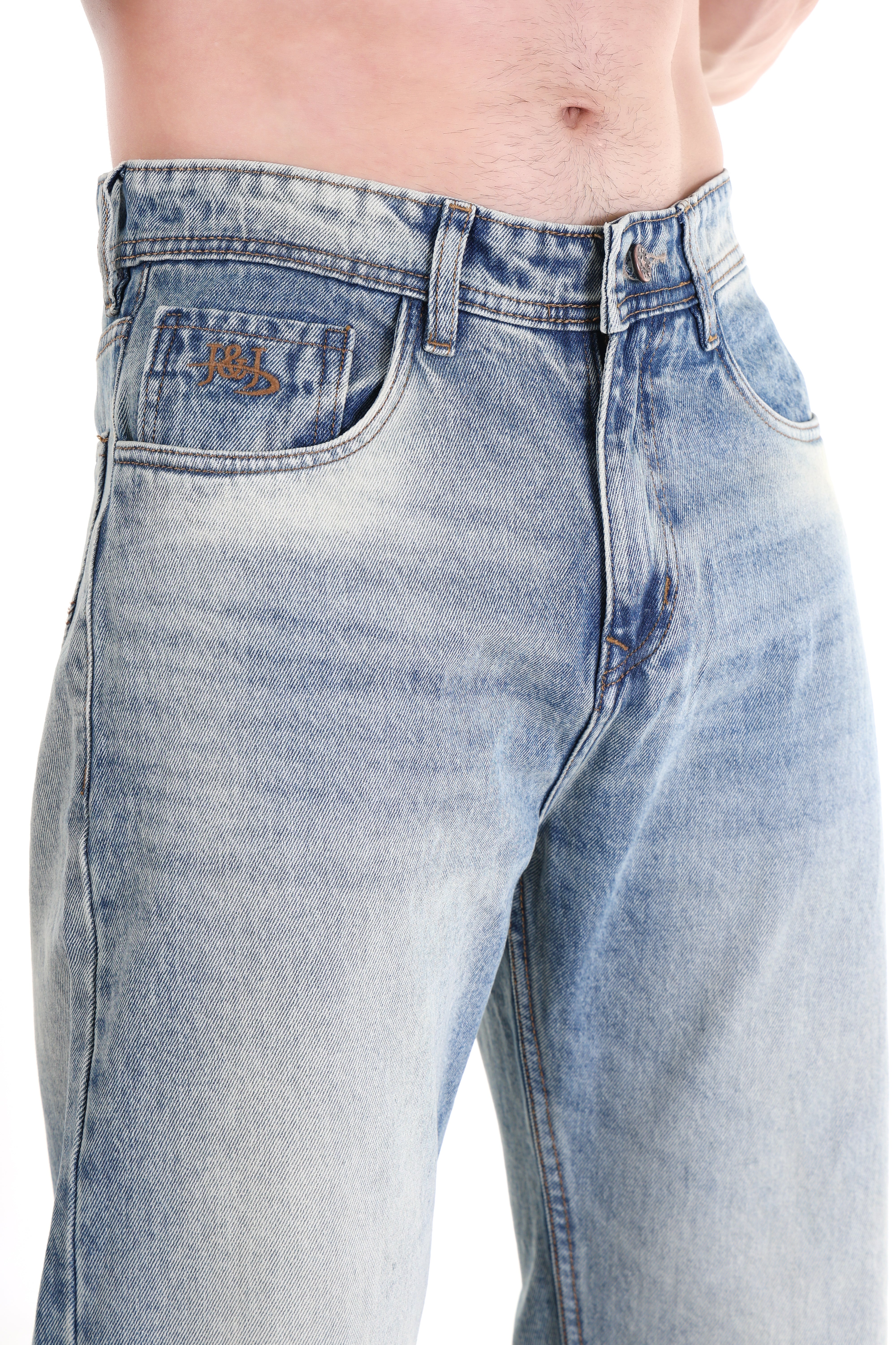 Men’s Light Wash Relaxed Wide-Leg Jeans